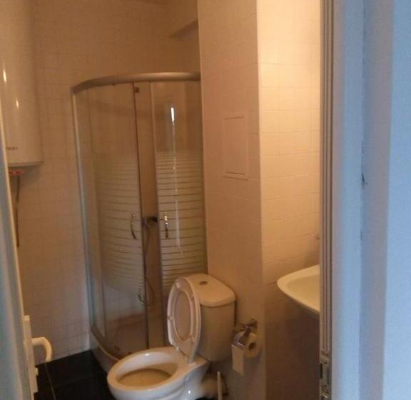 سوییت با چشم‌انداز استخر, Limani Guest House