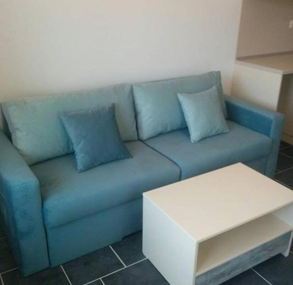 سوییت با چشم‌انداز استخر, Limani Guest House