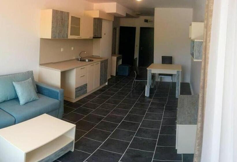 سوییت با چشم‌انداز استخر, Limani Guest House