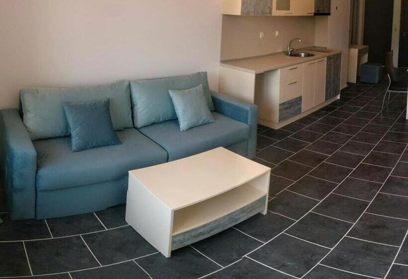 سوییت با چشم‌انداز استخر, Limani Guest House