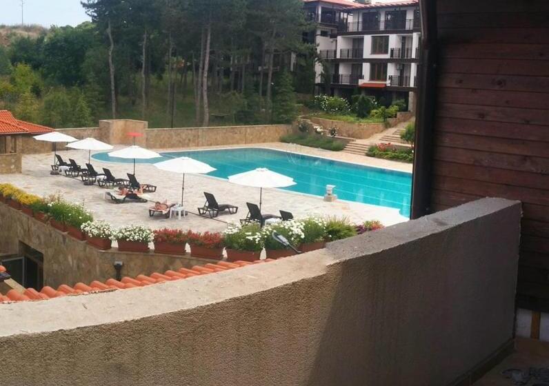 سوییت با چشم‌انداز استخر, Limani Guest House