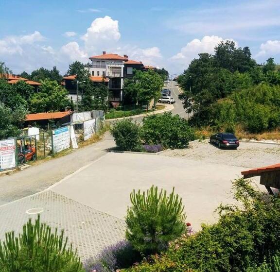 اتاق استاندارد سه تخته با چشم‌انداز باغ, Limani Guest House