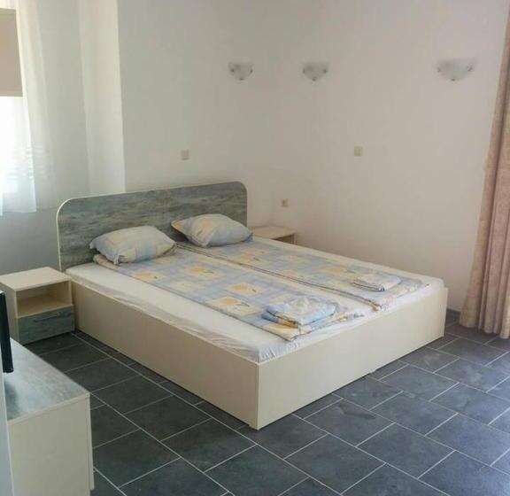 اتاق استاندارد سه تخته با چشم‌انداز باغ, Limani Guest House