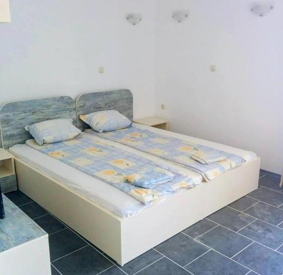 اتاق استاندارد سه تخته با چشم‌انداز باغ, Limani Guest House