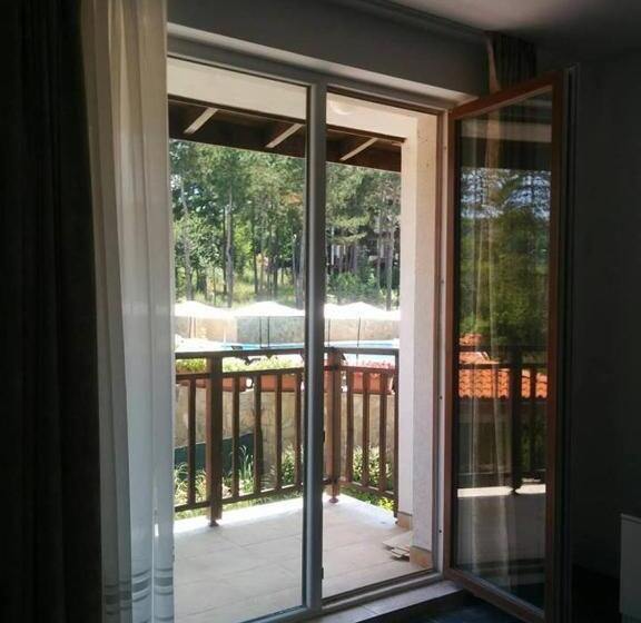 اتاق استاندارد سه تخته با چشم‌انداز استخر, Limani Guest House