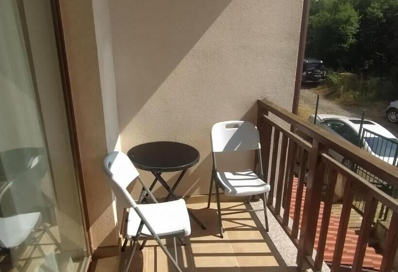 آپارتمان 1 خوابه با چشم‌انداز استخر, Limani Guest House