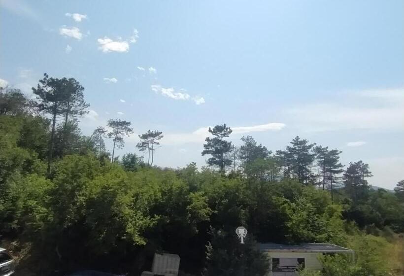 آپارتمان 1 خوابه با چشم‌انداز استخر, Limani Guest House