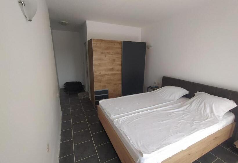 آپارتمان 1 خوابه با چشم‌انداز استخر, Limani Guest House