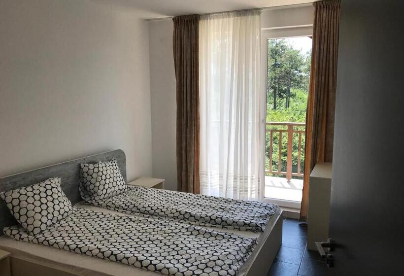 سوییت با چشم‌انداز استخر, Limani Guest House