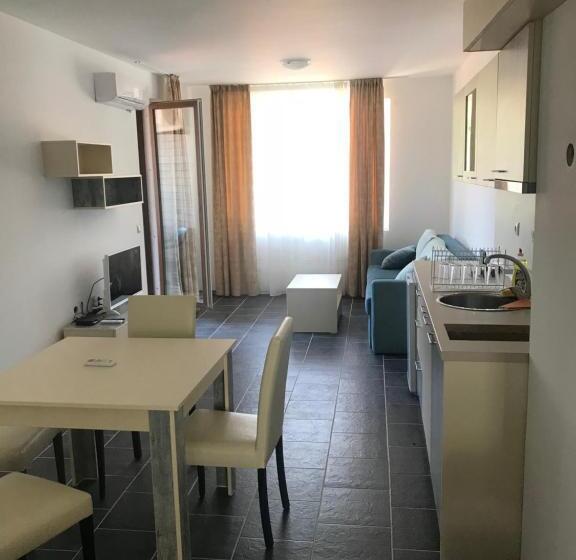 سوییت با چشم‌انداز استخر, Limani Guest House