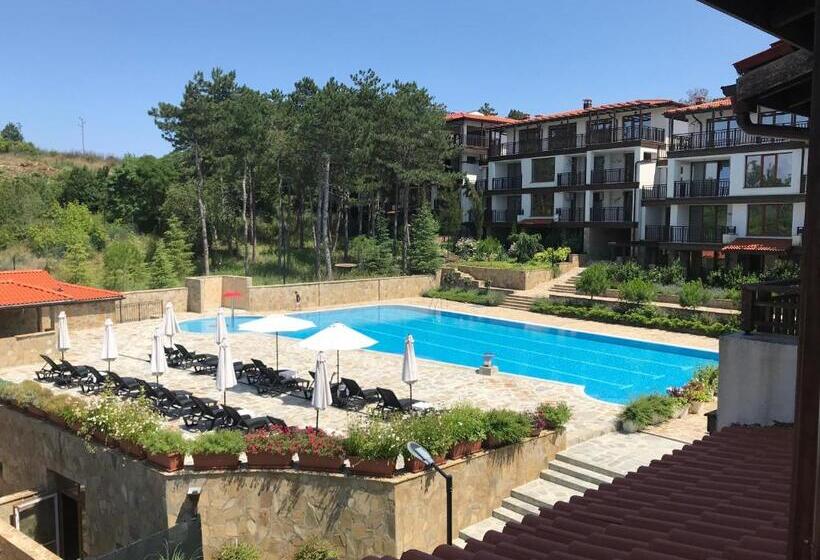 سوییت با چشم‌انداز استخر, Limani Guest House