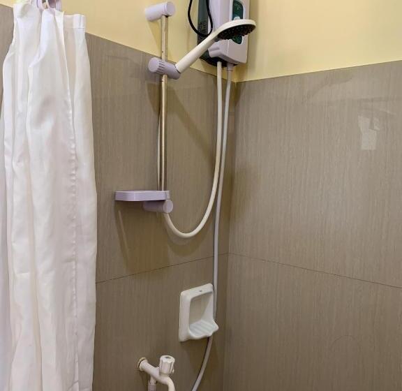 اتاق اکونومی, Midnite Inn