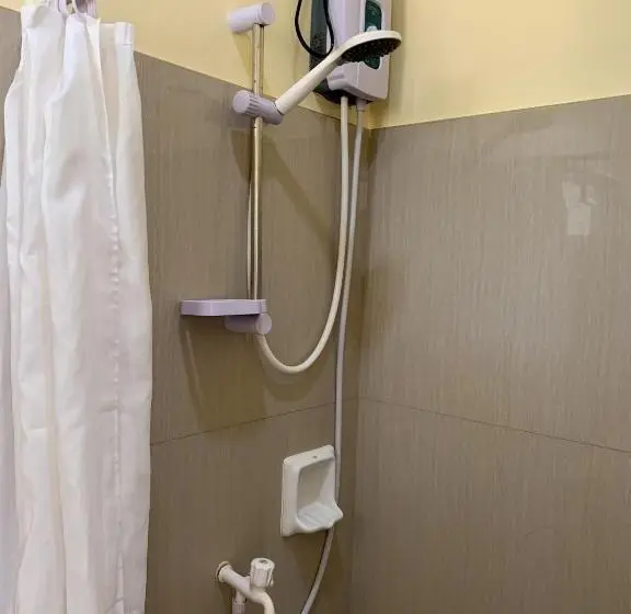 اتاق اکونومی, Midnite Inn