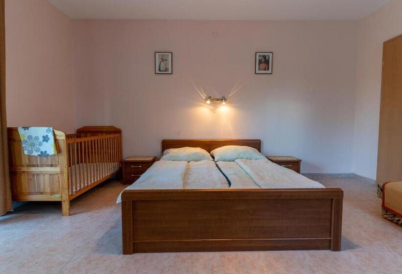 Familjerum, Izabella Panzio