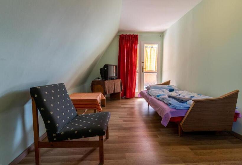 Standard Bungalow, Izabella Panzio