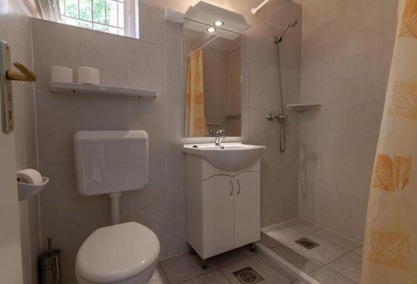 Standard Bungalow, Izabella Panzio