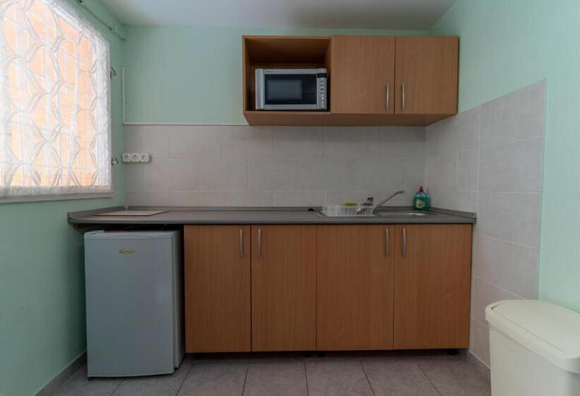 Standard Bungalow, Izabella Panzio