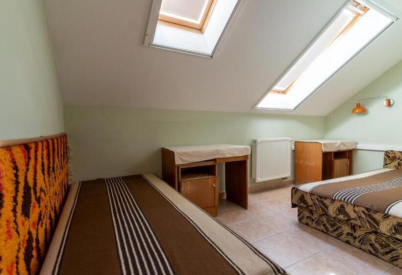 Familjestudio, Izabella Panzio