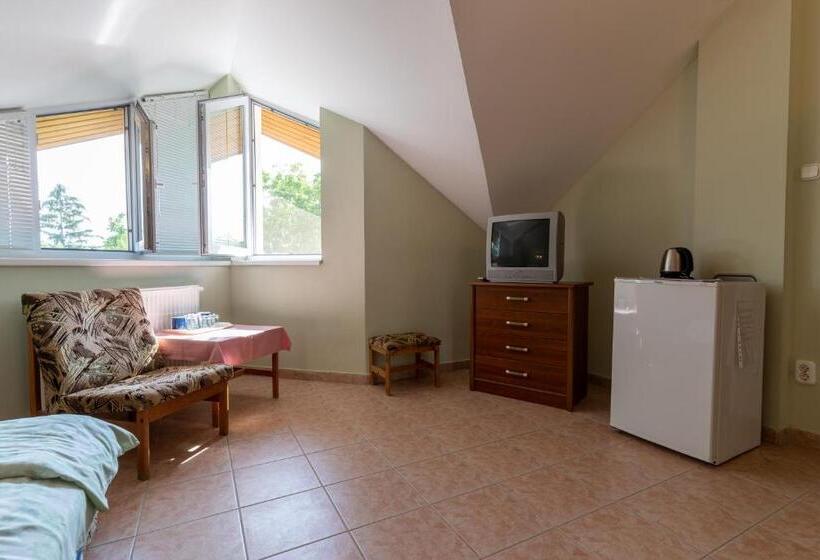 Familjestudio, Izabella Panzio