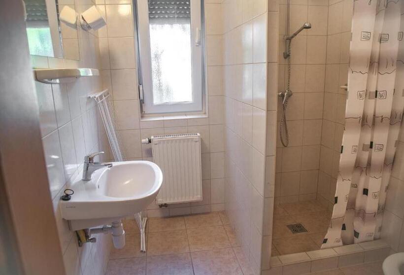 Standardrum med Balkong, Izabella Panzio