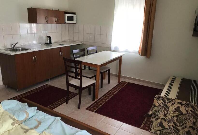 Standardrum med Balkong, Izabella Panzio