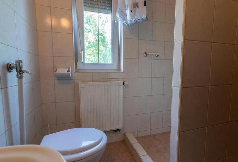 2 Sovrums Lägenhet, Izabella Panzio