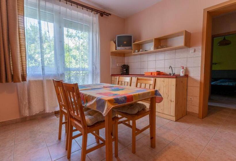 2 Sovrums Lägenhet, Izabella Panzio