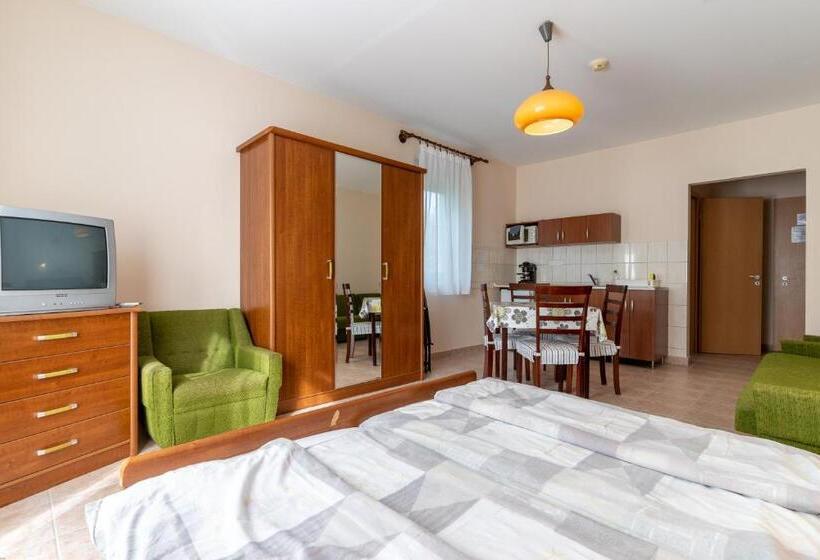 Familjerum, Izabella Panzio