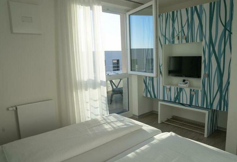 جناح, East Apart