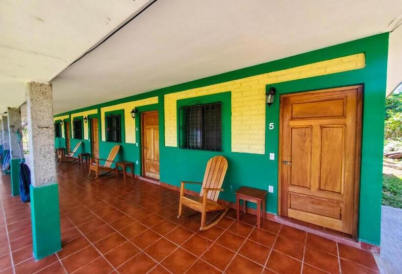 غرفة قياسية ثلاثية, El Encanto Garden