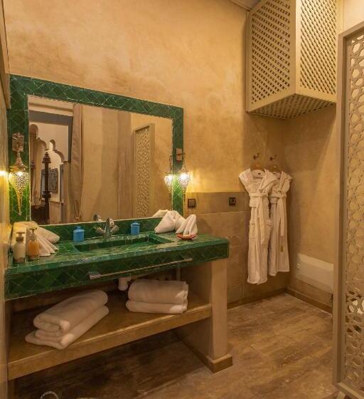 اتاق استاندارد با چشم‌انداز استخر, Le Medina Privilege Riad & Spa