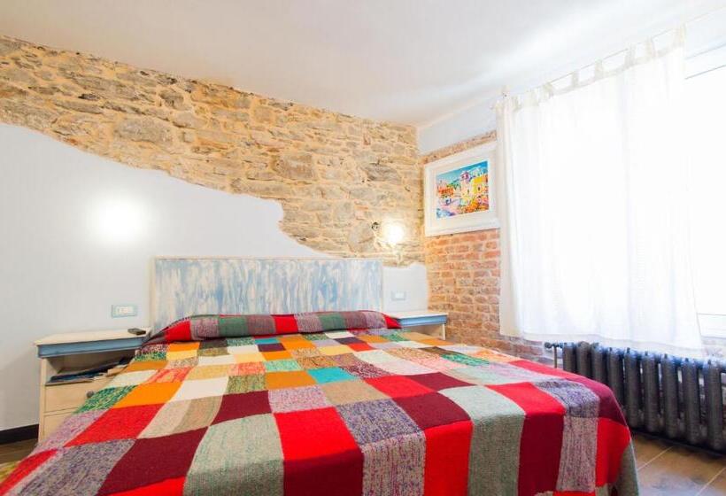 اتاق لوکس با تخت بزرگ, Cà Della Valletta