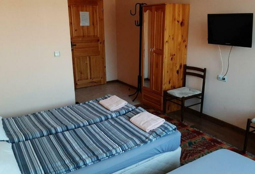 Номер Стандарт Трехместный, Guest House Garbevi