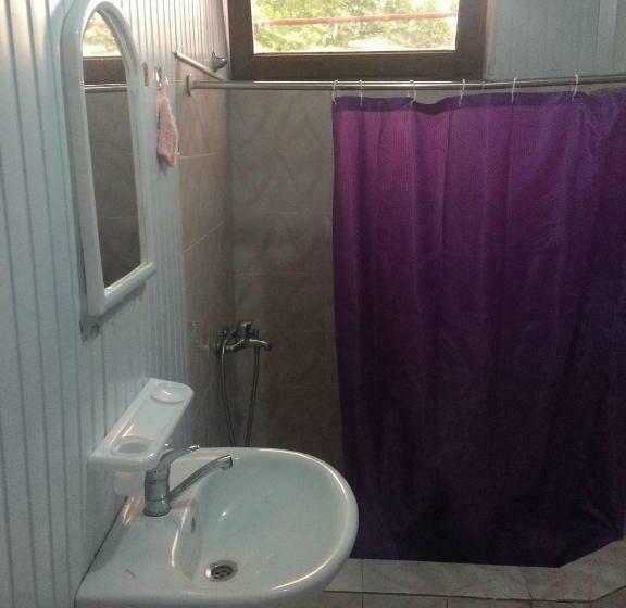 اتاق لوکس, House Near The Black Sea