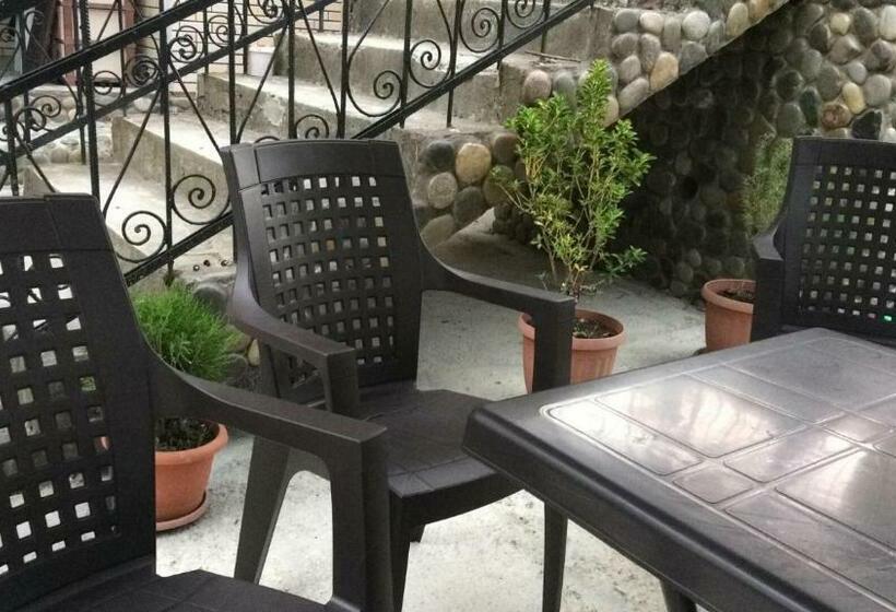 اتاق لوکس, House Near The Black Sea