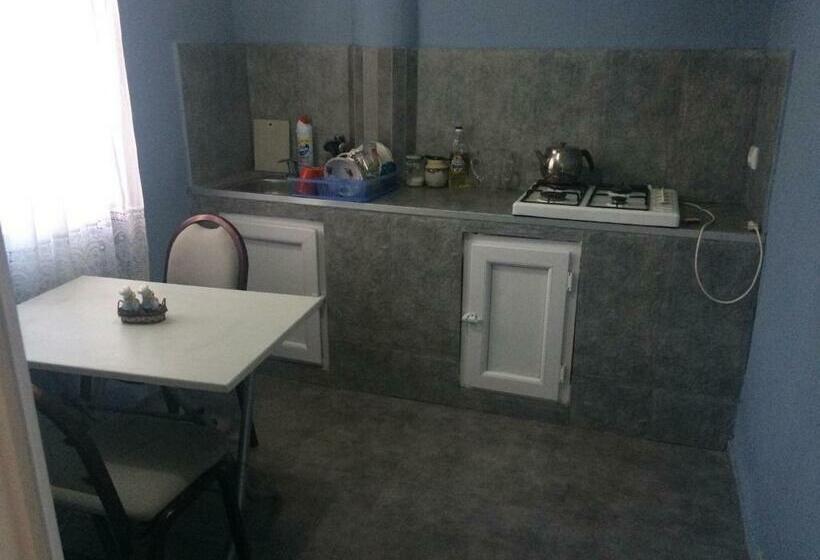 اتاق لوکس, House Near The Black Sea