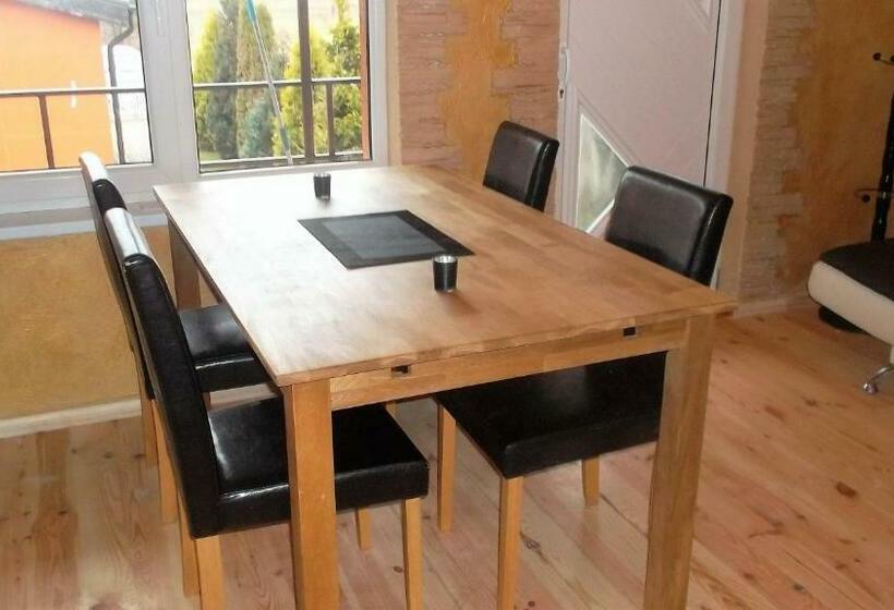 اتاق خانوادگی با چشم‌انداز باغ, Zelta Pirts Guest House