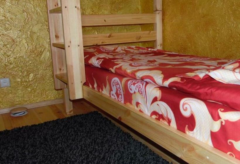 اتاق خانوادگی با چشم‌انداز باغ, Zelta Pirts Guest House