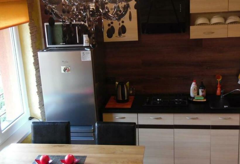 اتاق خانوادگی با چشم‌انداز باغ, Zelta Pirts Guest House