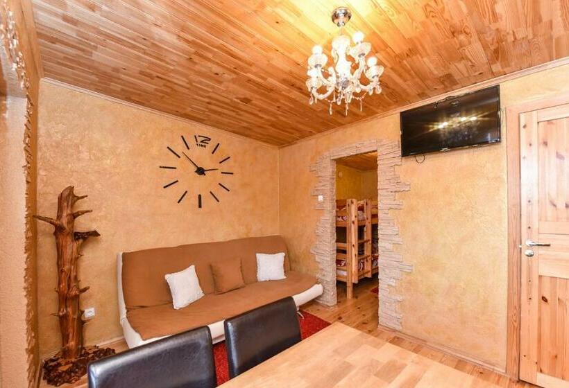 اتاق خانوادگی با چشم‌انداز باغ, Zelta Pirts Guest House