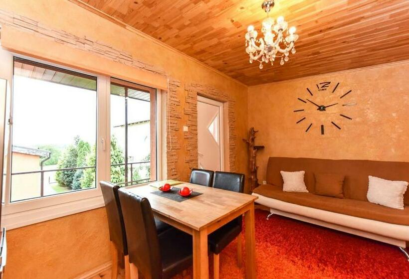 اتاق خانوادگی با چشم‌انداز باغ, Zelta Pirts Guest House