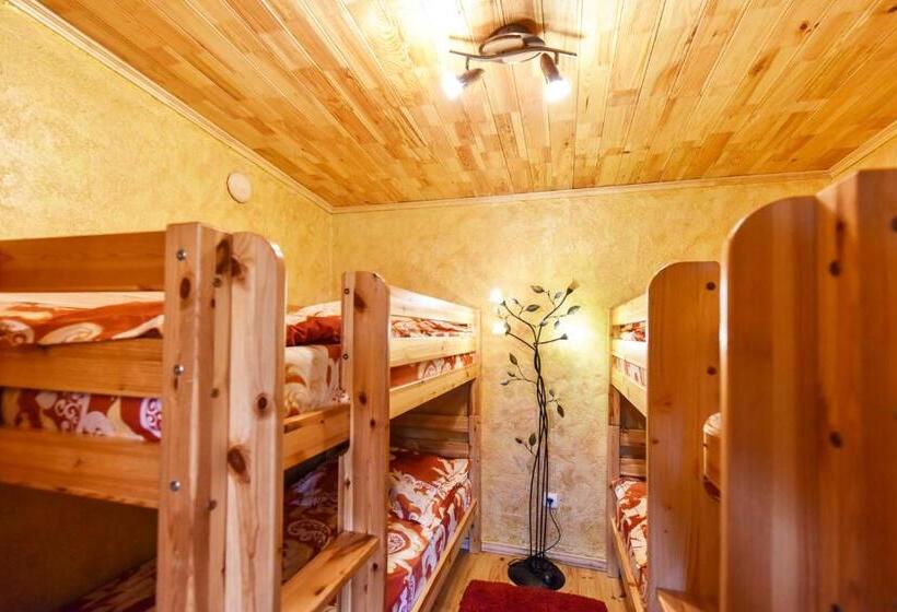 اتاق خانوادگی با چشم‌انداز باغ, Zelta Pirts Guest House