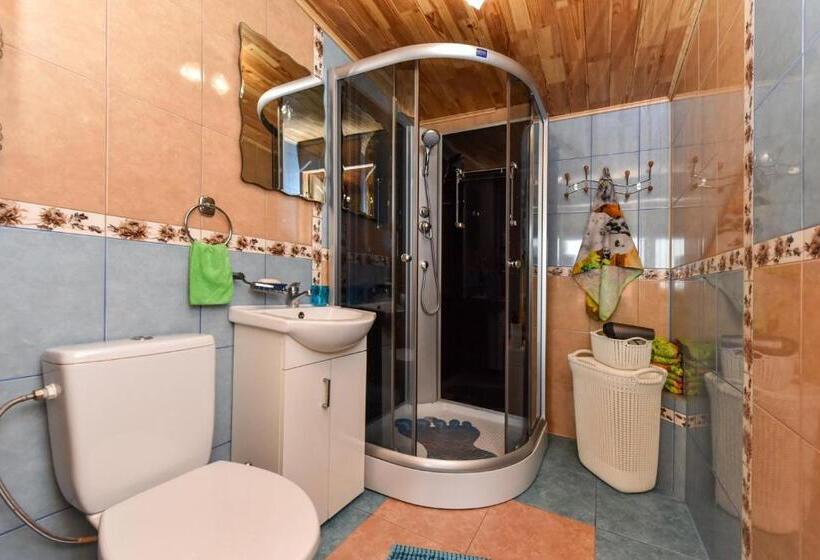 اتاق خانوادگی با چشم‌انداز باغ, Zelta Pirts Guest House