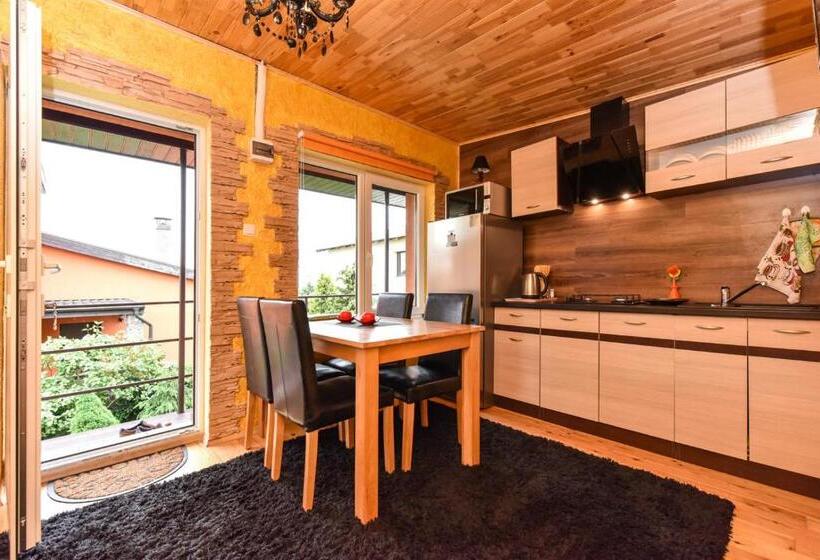 اتاق خانوادگی با چشم‌انداز باغ, Zelta Pirts Guest House