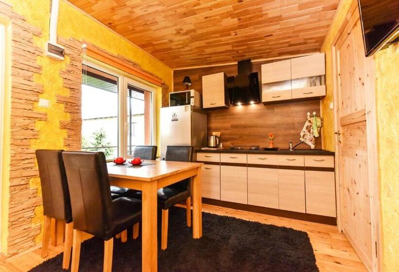 اتاق خانوادگی با چشم‌انداز باغ, Zelta Pirts Guest House