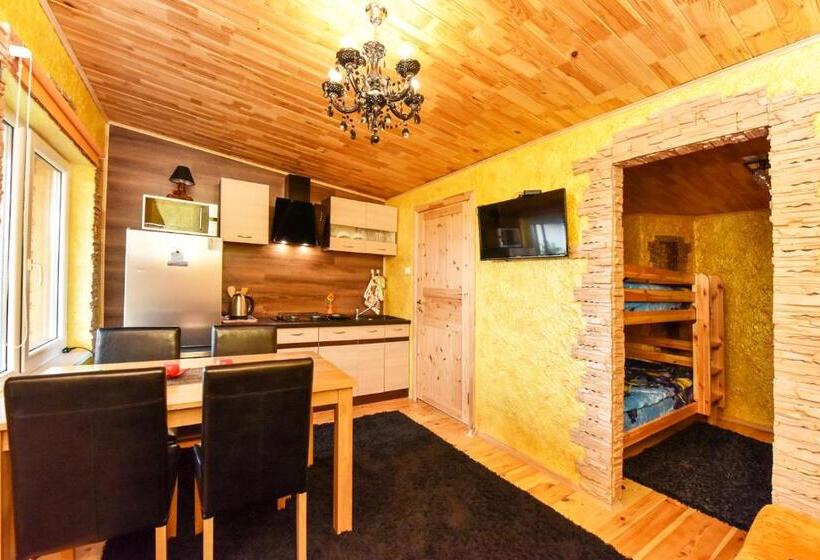 اتاق خانوادگی با چشم‌انداز باغ, Zelta Pirts Guest House