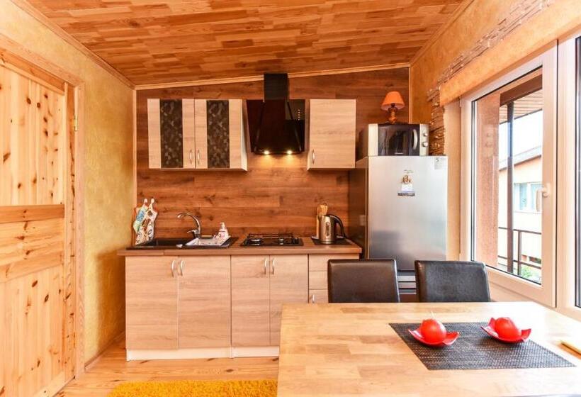 اتاق خانوادگی با چشم‌انداز باغ, Zelta Pirts Guest House