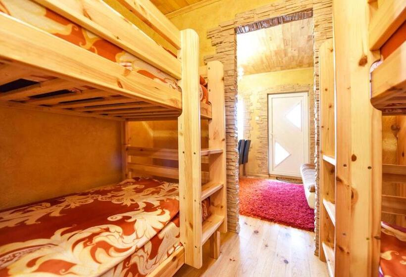 اتاق خانوادگی با چشم‌انداز باغ, Zelta Pirts Guest House