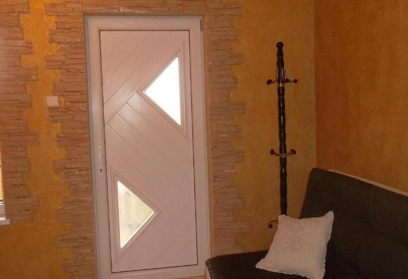 اتاق خانوادگی با چشم‌انداز باغ, Zelta Pirts Guest House