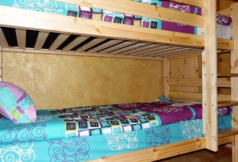 اتاق خانوادگی با چشم‌انداز باغ, Zelta Pirts Guest House